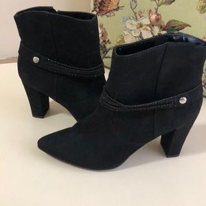 women’s 9 1/2 M. Black Booties